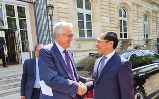 Bui Thanh Son rencontre Gérard Larcher