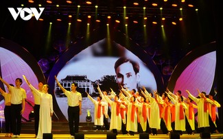 Un programme artistique célébrant le 112e anniversaire du départ du président Hô Chi Minh pour le salut national