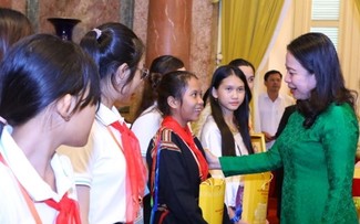 Vo Thi Anh Xuân rencontre les participants du camp d’été «Tournesols» de 2023