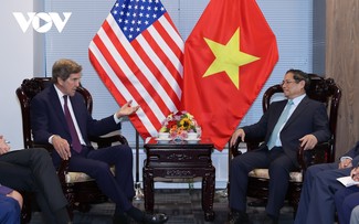 Rencontre entre Pham Minh Chinh et John Kerry