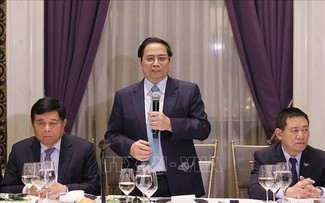 Pham Minh Chinh à une table ronde-dîner de travail avec les fonds d’investissement étrangers