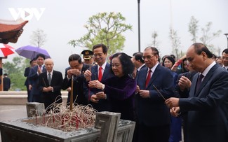 Les dirigeants du Parti et de l'État rendent hommage aux héros tombés à Diên Biên Phu  ​