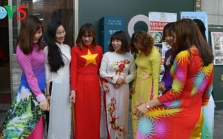  “อ๊าวหย่าย” -ชุดเสื้อยาวประจำชาติของเวียดนามในประเทศสาธารณรัฐเกาหลี
