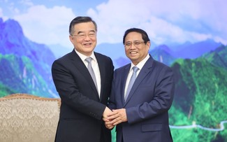 นายกรัฐมนตรี ฝ่ามมิงชิ้ง ให้การต้อนรับรองประธานคณะกรรมาธิการสามัญประจำสภาประชาชนแห่งชาติจีน