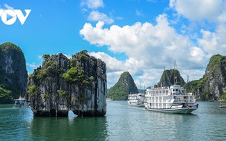 What makes Ha Long Bay a famous tourist attraction?