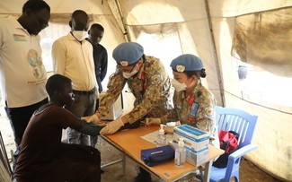 Vietnamese blue beret doctors help South Sudanese people in rainy season 