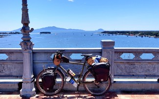 American man explores Vietnam on bicycle 