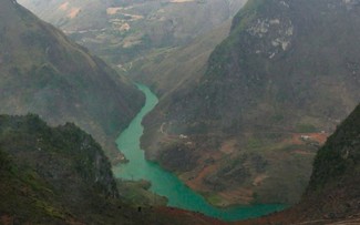 Ньокуэ – полоска зеленого шелка на каменном плато Донгван 