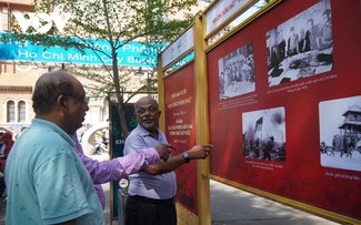 Город Хошимин организовал выставку документов, посвященных Дню воссоединения страны
