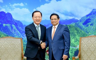 Премьер-министр Фам Минь Тинь: Samsung следует считать Вьетнам стратегической базой для производства и экспорта  