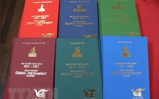 Kỷ niệm 10 năm ra mắt đại từ điển của người Việt Nam tại CH Cezch