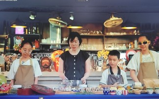 Vua đầu bếp Christine Hà cùng các bé khiếm thị làm bánh Trung thu