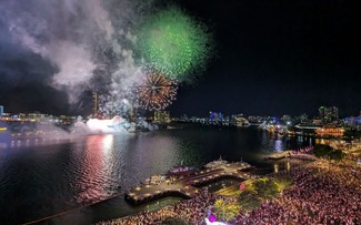 Thành phố Hồ Chí Minh: Hàng ngàn người dân thưởng thức màn pháo hoa mừng ngày thống nhất đất nước