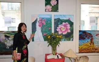 Nữ họa sĩ người Việt ở Bỉ mang tình yêu quê hương vào tranh