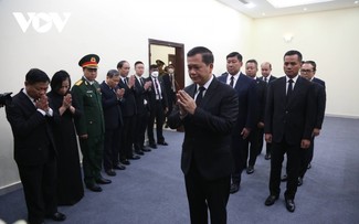Thủ tướng Campuchia đến viếng và ghi sổ tang tưởng niệm Tổng Bí thư Nguyễn Phú Trọng tại Đại sứ quán Việt Nam