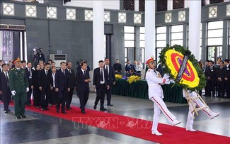 Đông đảo người dân và bạn bè quốc tế đã đến viếng Tổng Bí thư Nguyễn Phú Trọng trong ngày Quốc tang 
