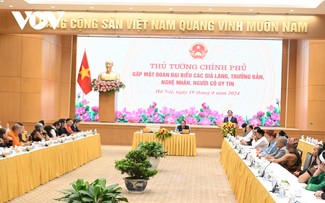 Премьер-министр Фам Минь Тинь провёл встречу со старейшинами, старостами селений, мастерами и авторитетными лицами 
