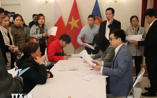 Посольство Вьетнама в Польше оказывает поддержку вьетнамцам, пострадавшим от пожара в торговом центре