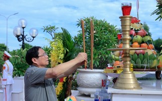 Премьер-министр Фам Минь Тинь воскурил благовония в память о генерале Во Нгуен Зяпе и павших фронтовиках