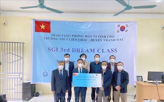 Hàn Quốc trao tặng phòng máy tính cho học sinh Hà Nội
