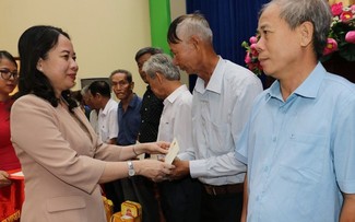 Phó Chủ tịch nước Võ Thị Ánh Xuân thăm, tặng quà đối tượng chính sách tỉnh Bình Dương