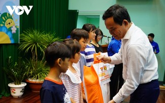 Phó Thủ tướng Trần Lưu Quang thăm, tặng quà thiếu nhi tại thành phố Hồ Chí Minh