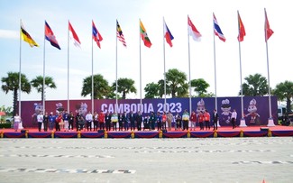 Lễ thượng cờ các đoàn thể thao tham dự Đại hội ASEAN Para Games 12