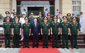 Chủ tịch nước Võ Văn Thưởng kiểm tra ứng trực tìm kiếm cứu nạn tại Cục Cứu hộ-Cứu nạn, Bộ Quốc phòng