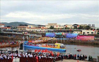 Độc đáo màn hát đối trên sông biên giới Việt - Trung