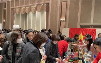 Hội Phụ nữ của Đại sứ quán Việt Nam tham gia hội chợ từ thiện tại Nhật Bản