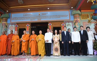 Thứ trưởng Ngoại giao Lê Thị Thu Hằng thăm và làm việc với cộng đồng người Việt Nam tại Thái Lan