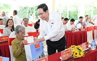 Chủ tịch Quốc hội Trần Thanh Mẫn thăm tặng quà cho người có công tại huyện Long Mỹ, Phụng Hiệp, tỉnh Hậu Giang