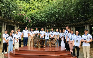 Trại hè Việt Nam 2024: Kiều bào trẻ xúc động viếng Lăng Chủ tịch Hồ Chí Minh và trải nghiệm làm gốm Bát Tràng 