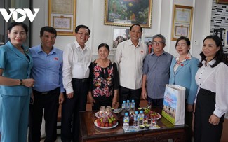 Phó Chủ tịch Quốc hội Trần Quang Phương thăm, tặng quà các gia đình chính sách tại Bình Định