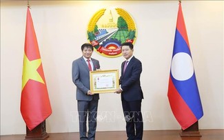 Lào trao tặng Huân chương Tự do hạng Ba cho Đại sứ Việt Nam