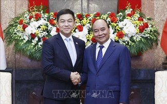 President Nguyen Xuan Phuc receives Singapore Parliamentary Speaker