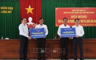 Phó Chủ tịch thường trực Quốc hội Trần Thanh Mẫn trao tặng quà cho nạn nhân chất độc da cam/dioxin