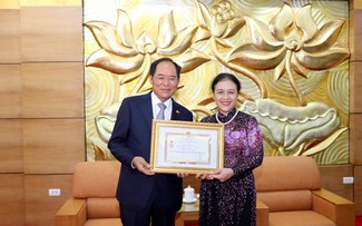 Trao tặng Kỷ niệm chương “Vì hòa bình, hữu nghị giữa các dân tộc” cho Đại sứ Hàn Quốc tại Việt Nam