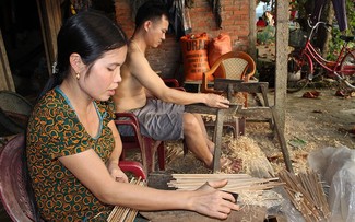 The craft village of making chopsticks from roots of areca trees in Ha Tinh