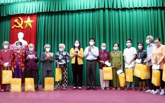 Dirigentes vietnamitas visitan y entregan regalos a personas desfavorecidas en ocasión del Tet