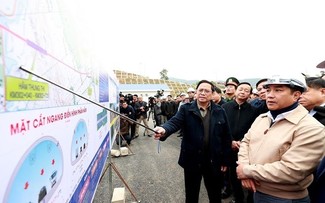 Premier vietnamita inspecciona despliegue del proyecto de construcción de autopista Norte-Sur del este