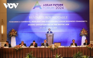 Primeros ministros de Vietnam y Laos copresiden mesa redonda con empresas y socios de la ASEAN