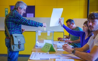 Abren los colegios electorales en Cataluña 