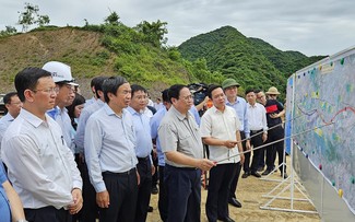 Premier de Vietnam revisa obras de infraestructura importantes en Ninh Binh