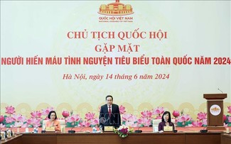 Presidente del Parlamento de Vietnam se reúne con destacados donantes voluntarios de sangre