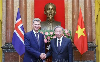 Presidente de Vietnam recibe a embajadores extranjeros