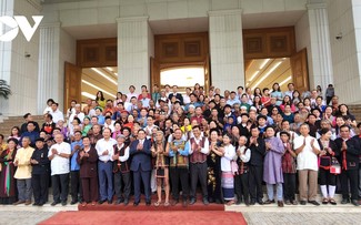 นายกรัฐมนตรี ฝ่ามมิงชิ้ง พบปะกับกำนันผู้ใหญ่บ้าน ช่างศิลป์และผู้ที่ได้รับการนับถือ