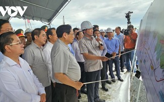 นายกรัฐมนตรี ฝ่ามมิงชิ้ง​ลงพื้นที่ตรวจสอบสถานการณ์การก่อสร้างถนนไฮเวย์โจว์ด๊ก-เกิ่นเทอ-ซอกจัง