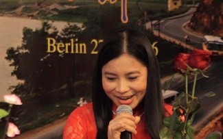 Singing Vietnamese folk songs comforts homesick overseas Vietnamese 