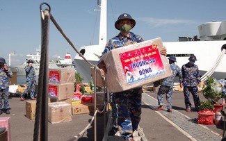Schiffe bringen Bewohnern auf Truong Sa Geschenke zum Neujahrsfest Tet